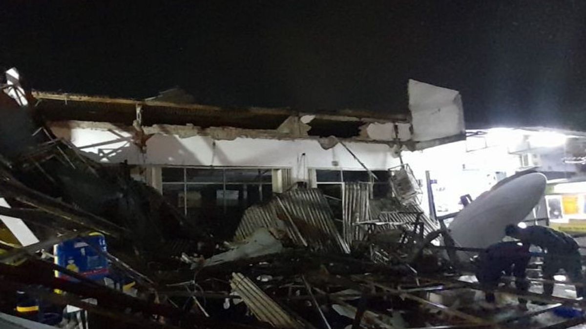 Minimarket Canopy In Bogor Collapses Over 7 Motorcycles