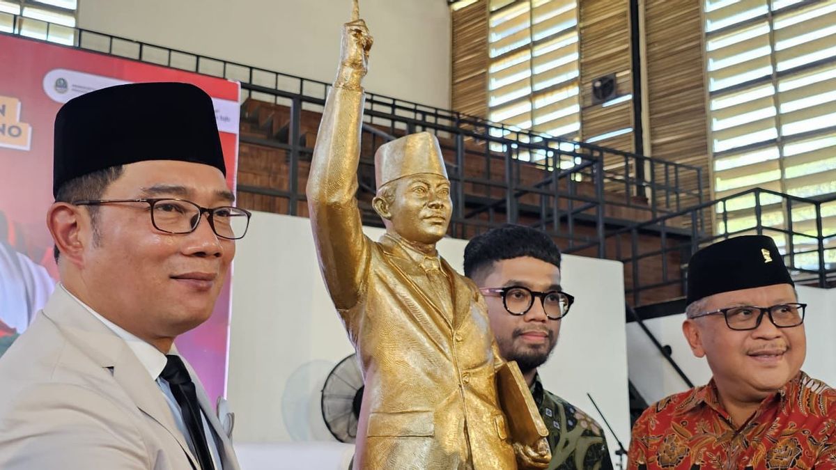 Lewat Pantun, Hasto Lempar Kode Ridwan Kamil Bisa Jadi Cawapres Ganjar Pranowo