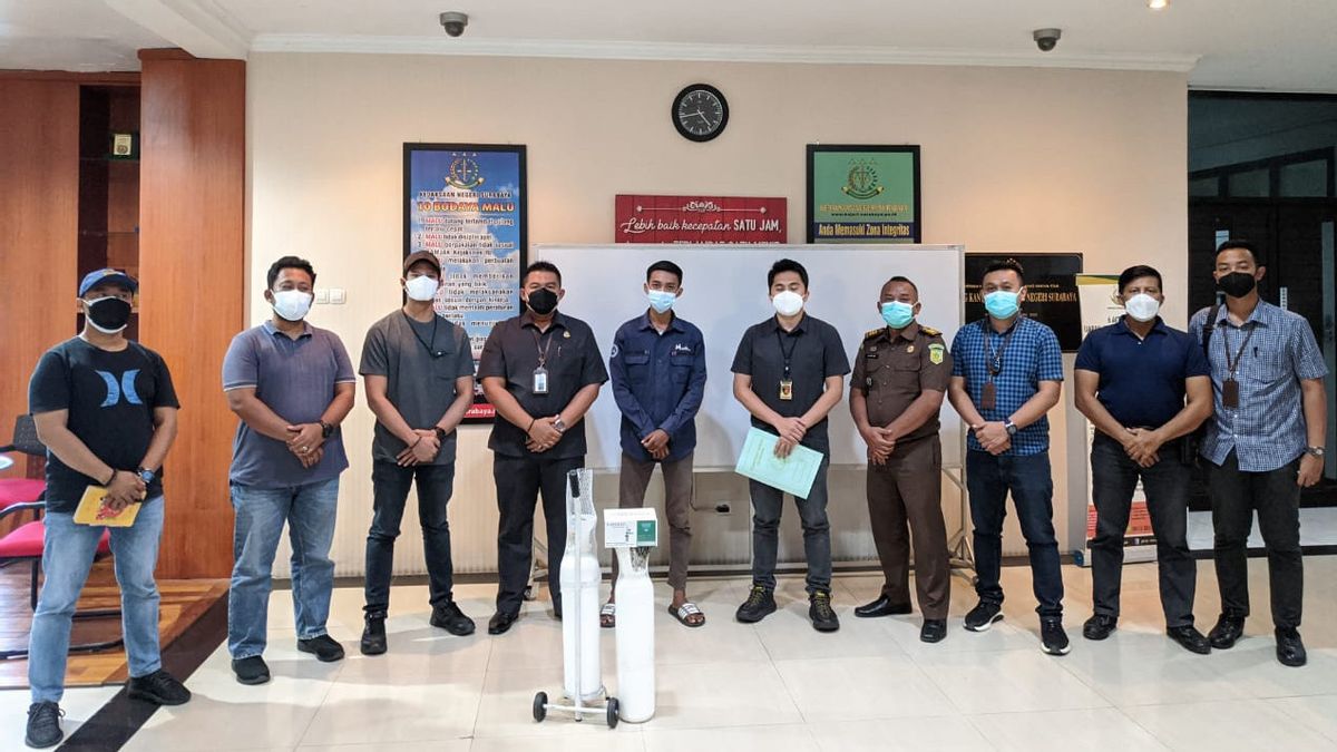 Kejari Surabaya Arrête Des Coursiers De Bouteilles D’oxygène Vendues à Des Prix élevés