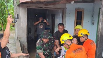 Warga Natuna Kebanjiran Alami Sakit, Basarnas Evakuasi di Tengah Genangan  