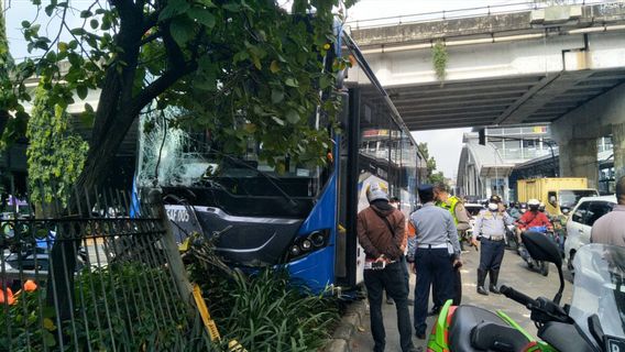 トランスジャカルタバスがデュレン・サウィトの公共施設に衝突、死亡者なし