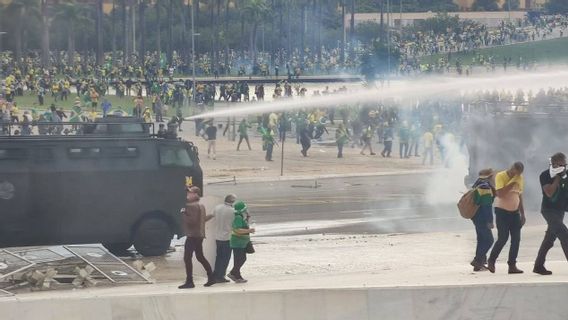 Supporters Of Bolsonaro Attack The Brazilian Presidential Palace, Congress, And The Supreme Court, President Lula: All Those Who Do This Will Be Punished