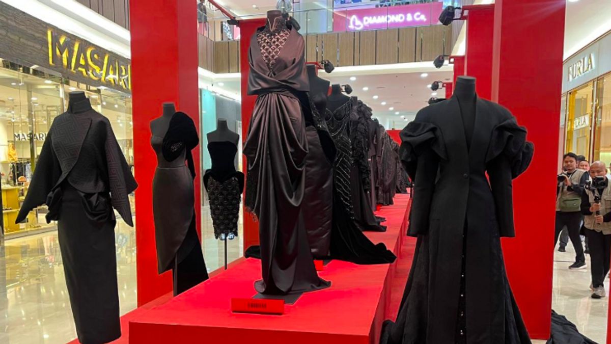 Spending The Weekend By Enjoying The Installation Of Black Clothing Fashion Full Of Meaning
