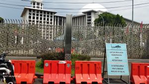 The Rise Of Illegal Parking In The Istiqlal Mosque Area Occurs Due To Restrictions On Official Areas