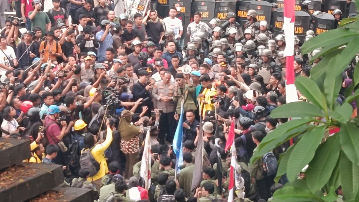 Massa Minta Kapolda Metro Beberkan Nama 7 Brimob Pelindas Affan Kurniawan, Bukan Inisial