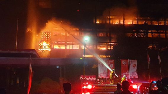 Toujours Berjibaku Officiers éteint L’incendie De L’immeuble Du Procureur Général