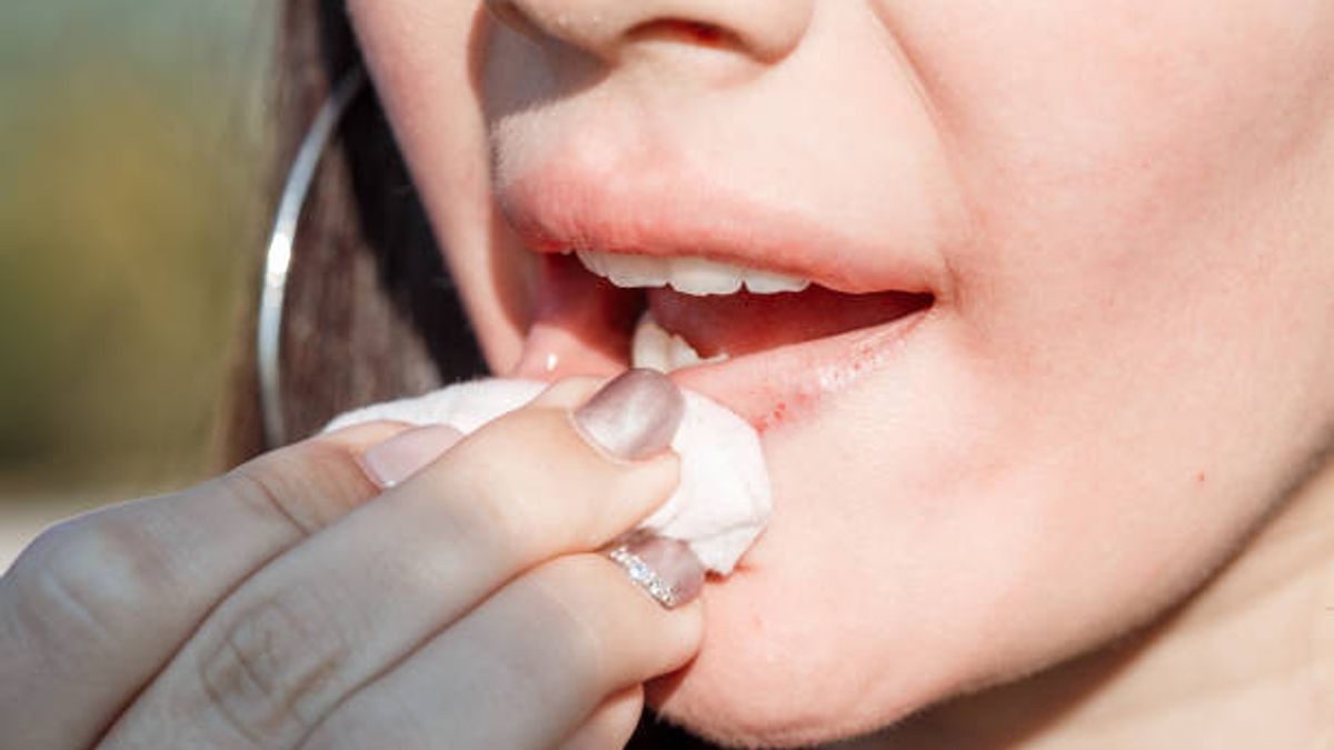 6 Cara Mengatasi Bibir Kering hingga Pecah-pecah yang Kerap Terjadi saat Puasa
