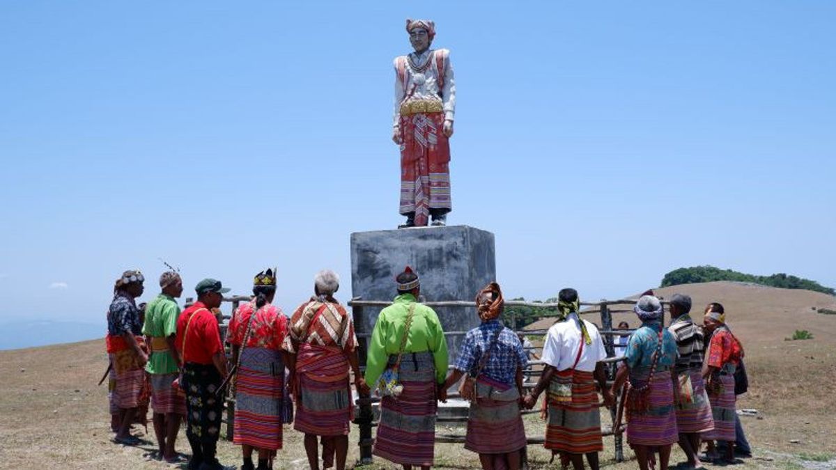 NTTスヌ村の伝統的な指導者がジョコウィ像の前で伝統的な儀式を開催