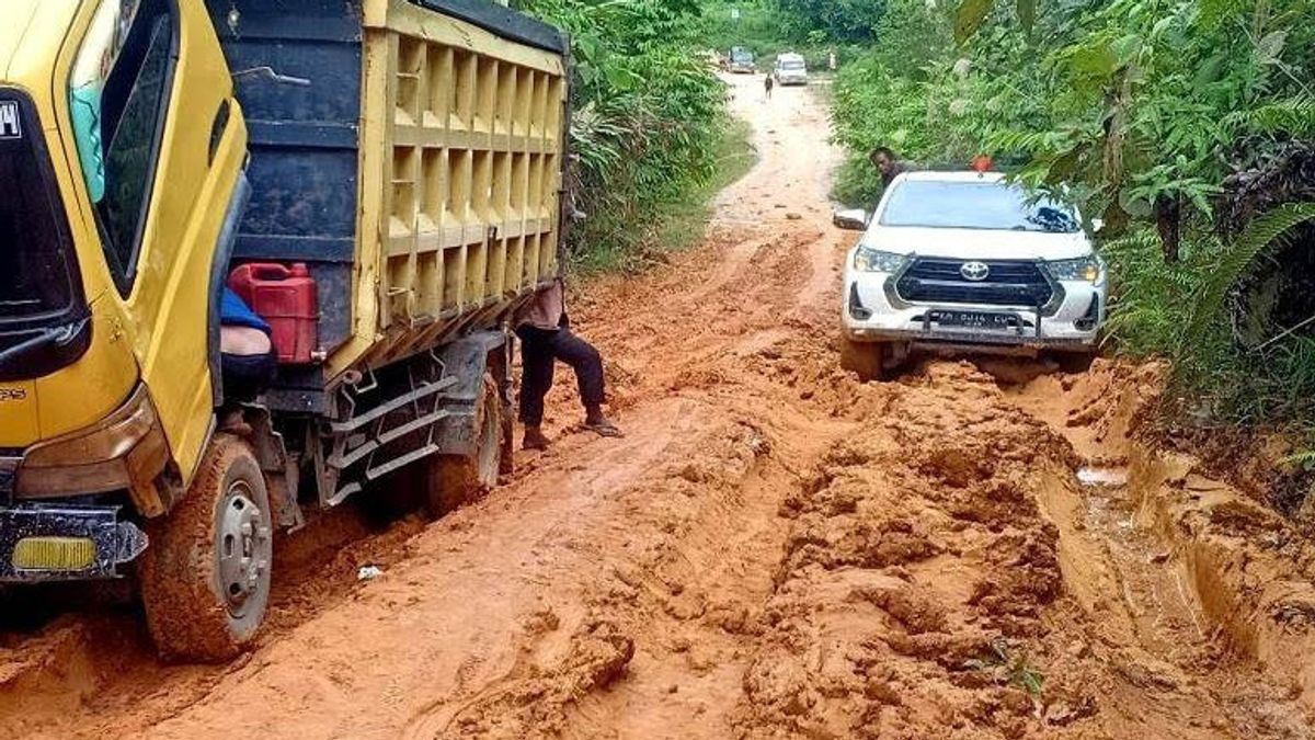 North Barito Regency Government Handii Bad Damaged Roads Towards Deep Village