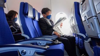 Kata Pakar soal Risiko Makan dan Berbincang di Pesawat