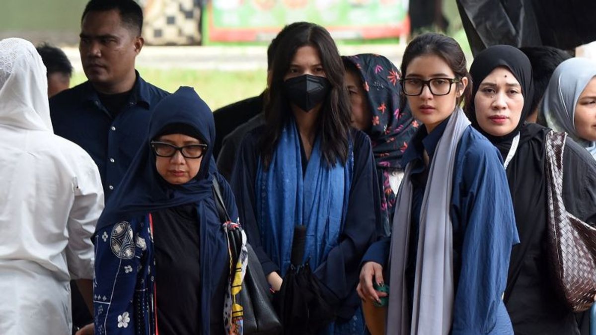 Sheila Dara's grief at Vidi Aldiano's funeral, wearing her husband's favorite color