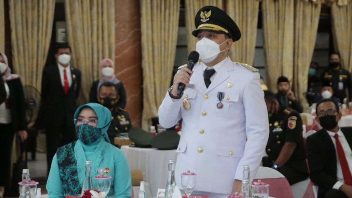 Le Maire De Surabaya Eri Cahyadi A Surveillé La Vaccination COVID-19 Lors De Sa Première Journée De Travail