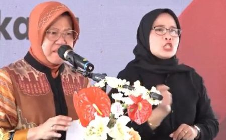 Air Mata Mensos Risma Tumpah Kenang Keluarga yang Tinggal di Kolong Jembatan Saat Resmikan Rusun