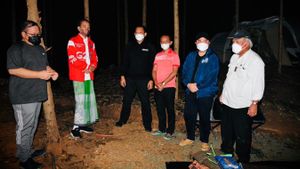 Keluar Tenda Malam-malam di IKN, Jokowi Pakai Sarung dan Jaket G20, Cuma Menteri Basuki yang Setia dengan Pakaian Kerja