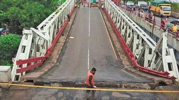 وزير الأشغال العامة والإسكان العام يريد تفكيك 38 جسرا قديما في جاوة الوسطى