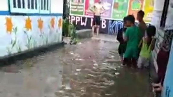 東ロンボク島の家の数十は洪水