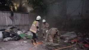 Lapak Barang Bekas di Cipayung Terbakar, Damkar Turunkan 6 Unit Mobil Pemadam