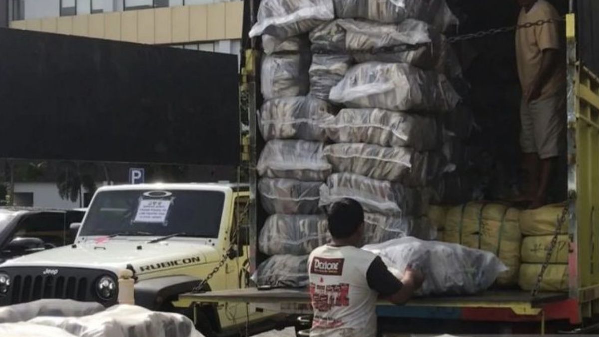 Des centaines de sacs d'habits et de chaussures de poche illégales arrêtés à Riau