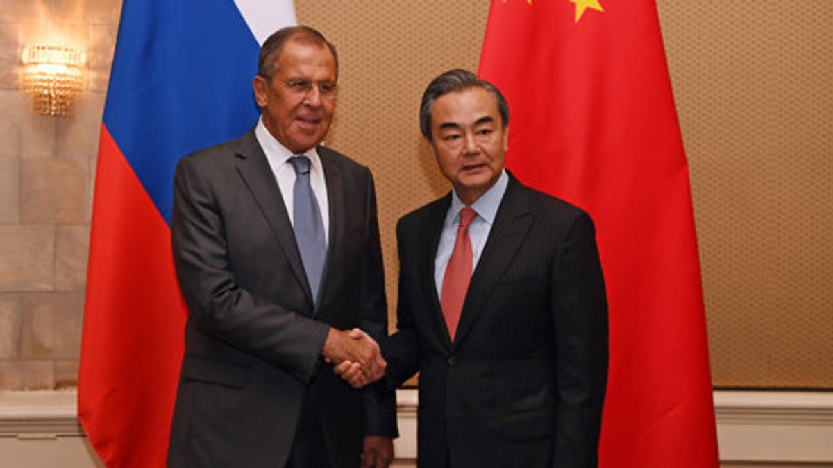 随着美国和欧盟站在一起，中国与俄罗斯契约