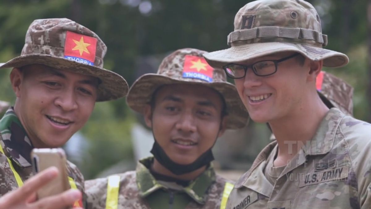 US Soldiers Give Gifts To Builders At Army Headquarters