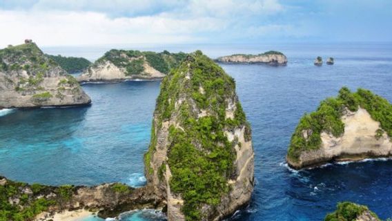 Not Caucasians, Tourists Who Fall from the Cliffs of Broken Beach Nusa Penida Indonesian citizens