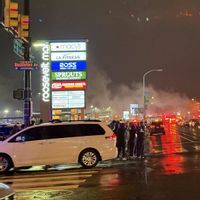 Pesawat Kecil Jatuh di Dekat Roosevelt Mall Philadelphia, Beberapa Mobil Terbakar