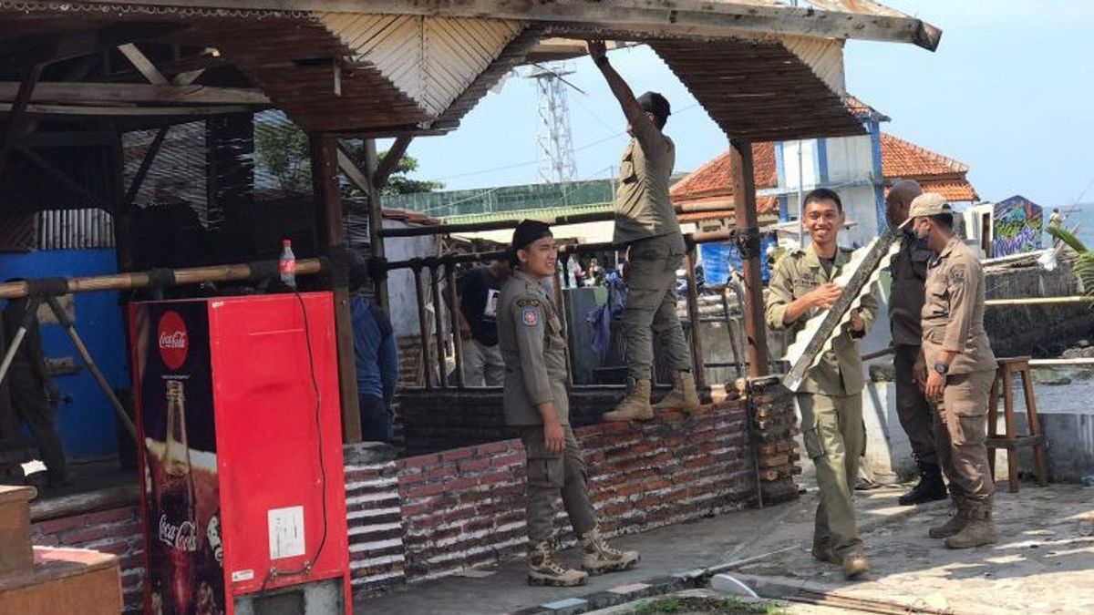 Petugas Gabungan Bongkar Rumah Makan di RTH Gadobangkong Palabuhanratu