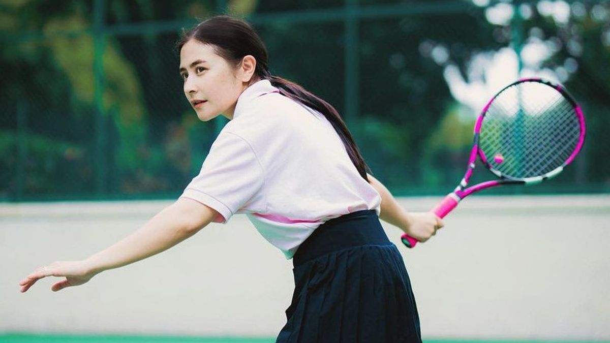 Ring In Central Finger Curi Focus, Take A Peek At 6 Portraits Of Prilly Latuconsina Try A New Sport