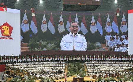 Jokowi Pakai Safari Putih, Muzani: Semoga Cinta dengan Gerindra Dimulai dari Baju