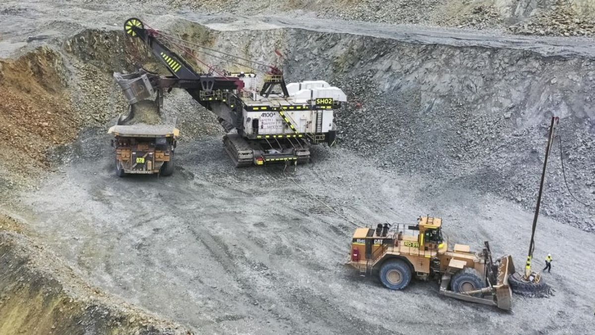 Le gouvernement de la période suivante est invité à évaluer le programme de aval des mines