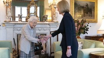 与英国女王伊丽莎白二世会面，丽兹·特鲁斯接受新形式的政府任务