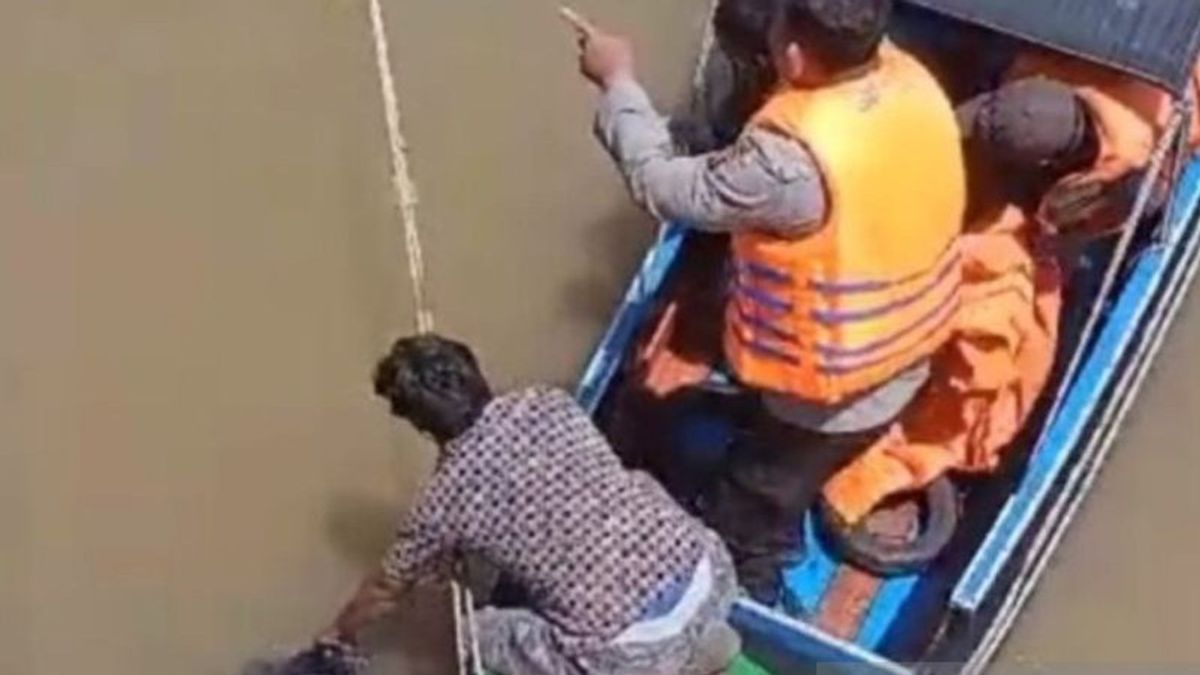 The Discovery Of A Body In The Musi River In Palembang Was Brought By The Police To Bhayangkara Hospital For Identification