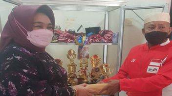 DPR Member Tina Nur Alam Hands Over IDR 100 Million Prize For Apriyani