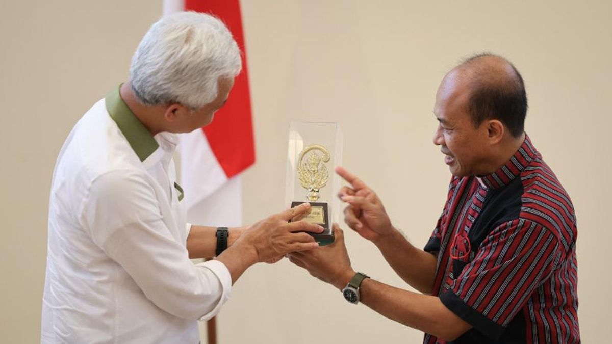Ganjar Pranowo Receives Memories Of Replica Of The Archbishop's Stick, This Is What It Means