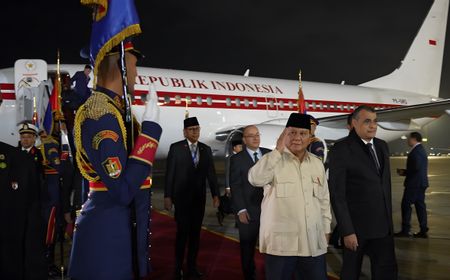 Tiba di Kairo, Presiden Prabowo Disambut Pelajar Kenakan Pakaian Adat