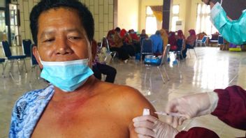 赤裸裸的胸部，ASN索莱克塞拉坦西苏门答腊岛注射了COVID-19疫苗