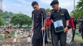 Bejo Sugiantoro的尸体被埋葬在Geluran TPU,Bonek和前Persebaya Iringi Cemetery球员