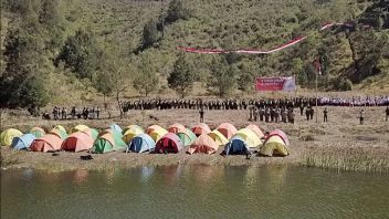 スメル噴火の間、ラヌクンボロの187人の登山者が無事に降りてきました