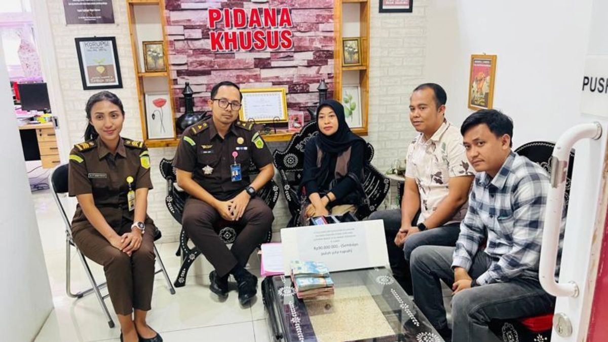 The defendant in the Sarung-Mukena Social Assistance Corruption case returned Rp90 million to the Mataram District Court.