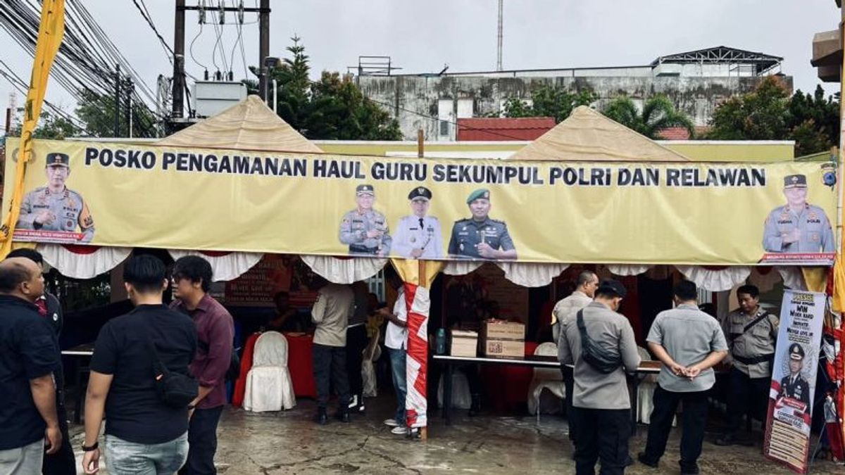 La police de Banjarmasin fournit une zone de repos pour les pèlerins de Haul enseignants ensemble