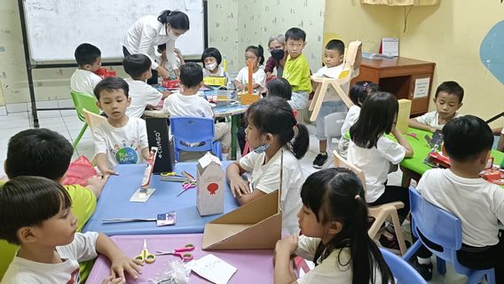 Pourquoi le gouvernement a-t-il annulé le système hybride? Quels sont les risques pour la qualité de l'éducation