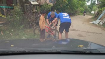 帕塔雅马哈WSBK机械团队帮助修理龙目岛男孩自行车，网友：最高时速穿透300公里/小时