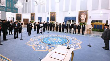 프라보 대통령, 국회의사당에서 헌법재판관 선서 및 인도네시아 국회의원 선서 참석