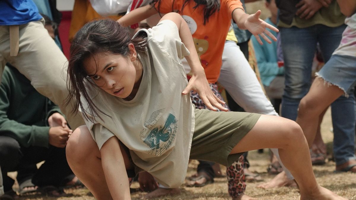 Maudy Ayunda, Angga Yunanda Berbeda dalam Tampilan Perdana Film <i>Para Perasuk</i>