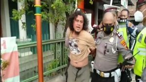 Pria Gondrong Tak Bermasker di Solo Marah-marah Pukul Polisi, Langsung Diciduk