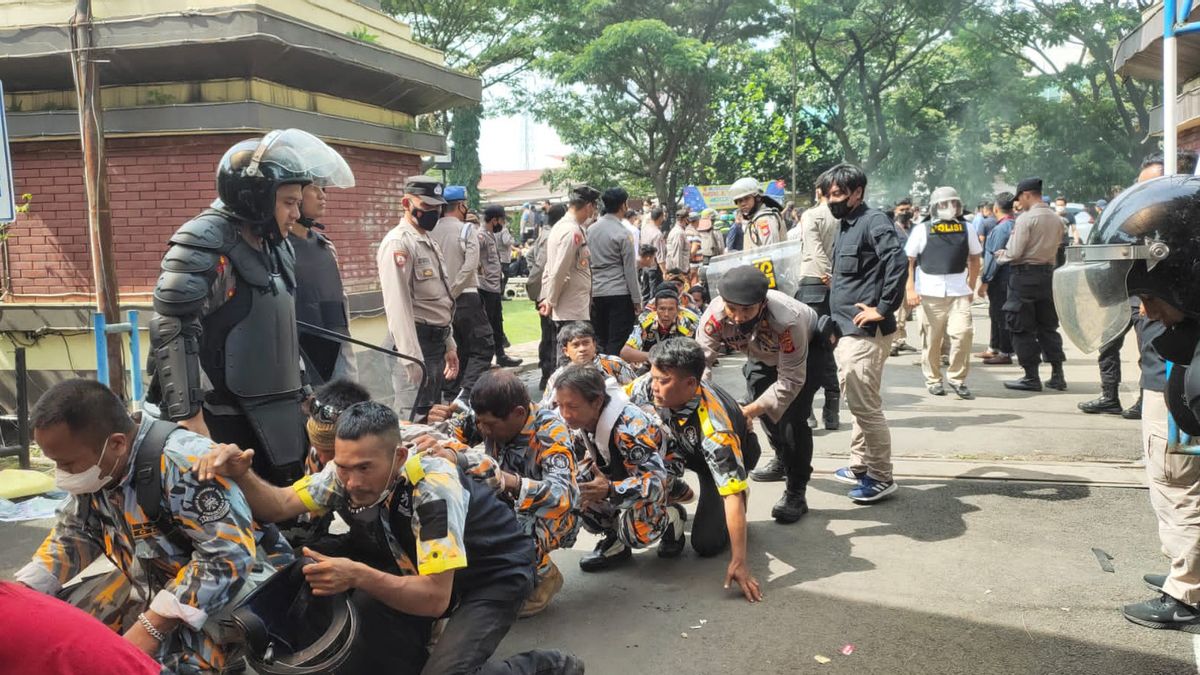 Sitting On The Maung Statue Of The West Java Police Headquarters, The GMBI Ormas Demo Is Chaotic, Dozens Of Members Are Arrested
