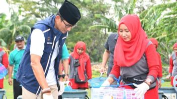 Gulirkan Program Juragan Lele Lalap, Sandiaga Bareng Warga Panen 300 Kg Lele di Cakung