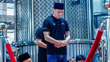 Mesut Ozil Salat Jumat di Masjid Istiqlal: Cita-cita yang Tercapai, Terima Kasih