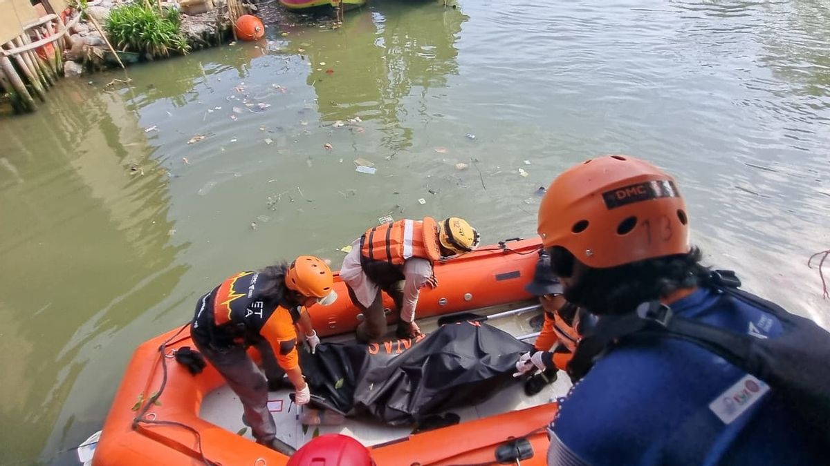 SAR Team Finds Body Of Missing Sri Jaya Ship Crew Sinking In Muara Angke Embankment