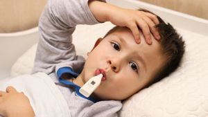 Berapa Lama Mengompres Anak Demam? Simak Caranya di Sini
